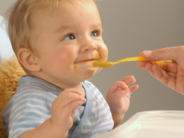nódoas de comida de bebé